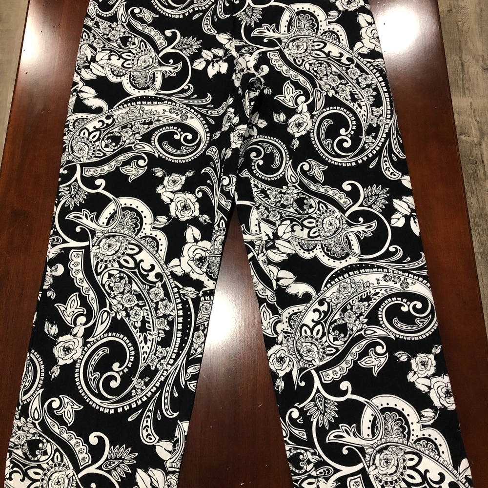 White House/Black Market Capri Pants